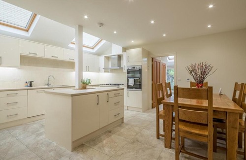 Cambridge House | LARGE 4 bedroom Home with Garden and Free Parking