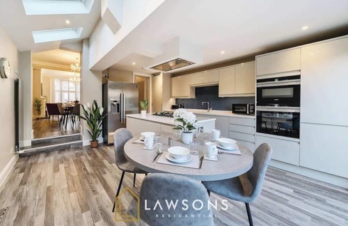 Windsor House | Large 4BR Home | 2 Baths, Castle Views