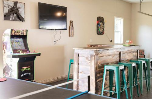 Como House | LARGE 5 Bed Lake Geneva Home 4 Blocks from Lake!