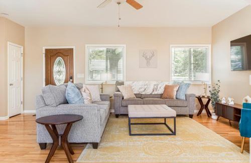 Como House | LARGE 5 Bed Lake Geneva Home 4 Blocks from Lake!