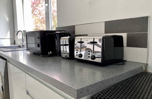 Willenhall House | Large 6BR House with 5 Baths & Free Wi-Fi