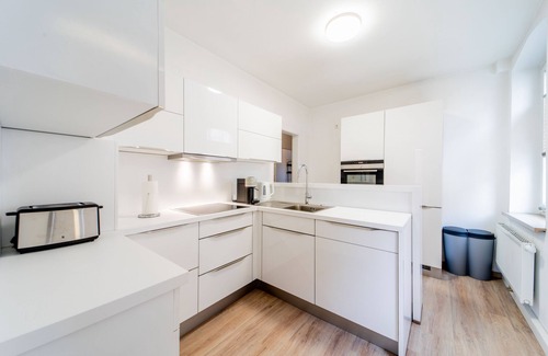 Coburg Condo | Large accommodation in a central location - parking lot