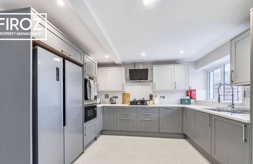 Rushmoor District House | Large Airport House with X2 FREE Parking