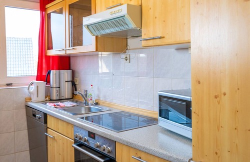 Sandershausen Apartment | Large apartment, 3 bedrooms, quiet, close to the city center, south-facing balcony, free parking spaces