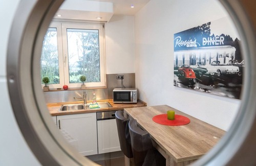 Niestetal Apartment | Large apartment (approx. 75 m²), quiet, close to the city center, south-facing balcony, free parking, WiFi