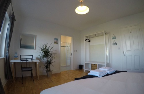 Portmagee Bed & Breakfast | Large double room with ensuite bathroom
