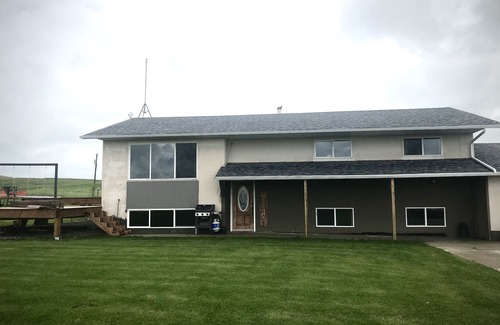 Cardston County House | Large, Family Friendly Country Full house near Waterton and Cardston