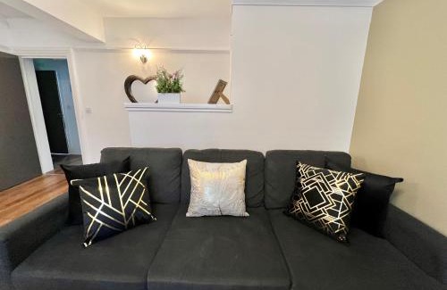 Glastonbury Apartment | Large Family-Friendly 2BD Glastonbury Retreat, Sleeps 5