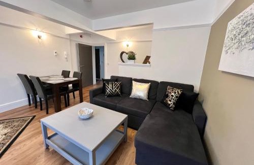 Glastonbury Apartment | Large Family-Friendly 2BD Glastonbury Retreat, Sleeps 5