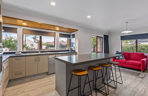 Mount Maunganui House | Large Family Home in quiet Reilly Ave, bring the family dog. Walk to beach.