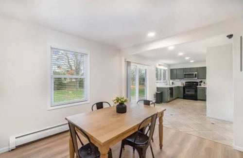 Bay City House | Large Group, Family, Bachelorette Parties Handicap,Dow Staff, Traveling Medical