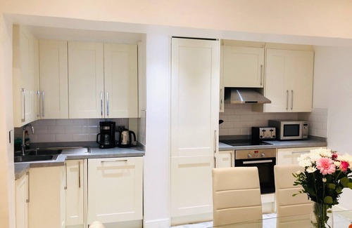 Warwick Apartment | Large Group Friendly South Belgravia 4BR Apt