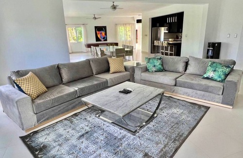 Urbanizacion Tavarez Villa | Large guest-friendly luxury party villa in downtown Sosua!