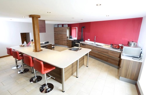 Desertines House | Large Holiday Home - 5 big bedrooms | Heated Indoor pool | Games room | no pets