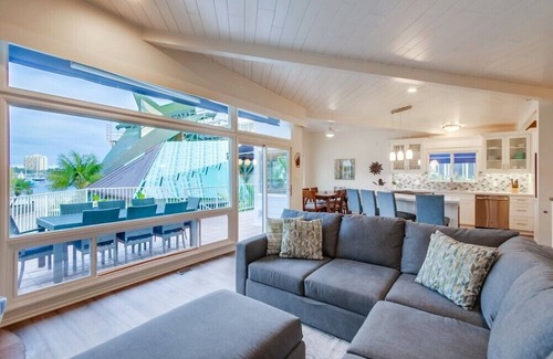 South Mission Beach House | Large Home, One-House from Bay w/AC, 4 Car Parking, New Upgrades