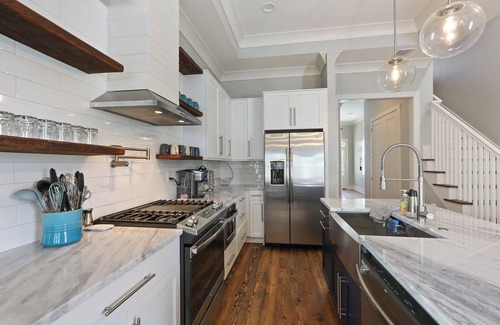 Faubourg Lafayette House | Large Home w/Outdoor Space, Walk to Streetcar!