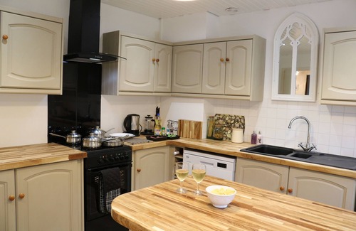 Treffrin House | Large house & garden, Starlink WiFi, ideal for shops, walking, cycling & fishing