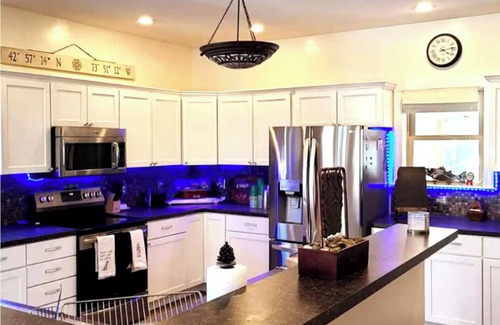 Rotterdam Junction House | Large House on Ballston Lake -Saratoga Springs with Private Beach, Dock, Jacuzzi