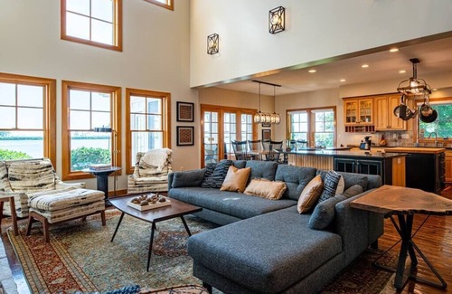 Huron House | Large Lakefront 6 bedroom Huron home