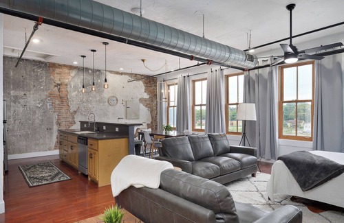 Springfield Apartment | Large loft apartment with Wifi and AC in Springfield
