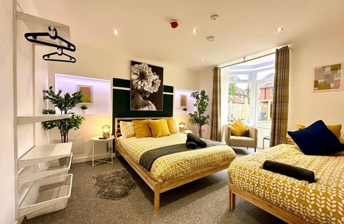 Winton House | Large New 4 bedroom House Sleeps up to 12 - Accepts Groups - Great Location - FREE Parking - Fast WiFi - Smart TVs - sleeps up to 12 people - Close to Bournemouth & Poole Town Centre & Sandbanks