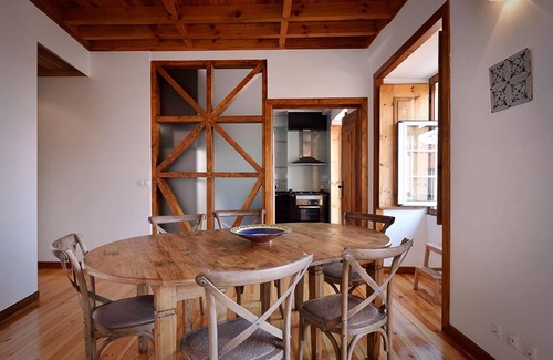 Santo Estevao Apartment | Large, old personality with functionality