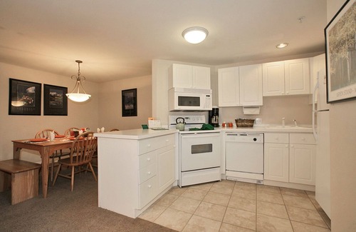 Summit Cove Condo | Large Ski Condo Sleeps 8. Free WiFi. Fireplace. Hot Tub. Pool. Minutes to Slopes