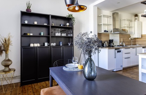 Angouleme Apartment | Large T3 pedestrian street office and terrace