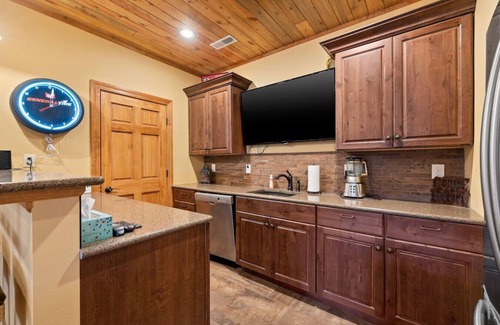 Deadwood Cabin | Largest Black Hills Lodge - Sleeps 30 - 13 Bedroom