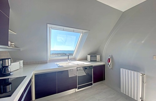 Larmor-Plage Apartment | Larmor-Plage Spacious 3BR with Terrace, Elevator, and Parking by the Sea