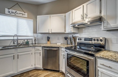 West San Antonio House | Last Minute Cancel Lackland Retreat - KING BED