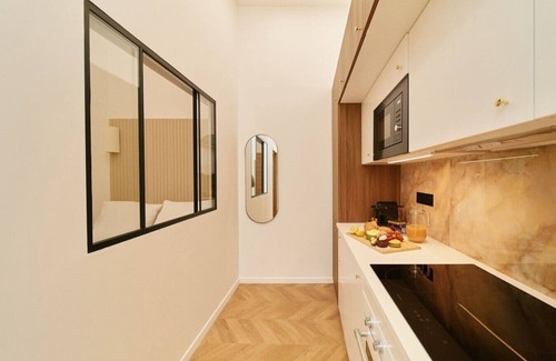 Marais Apartment | Lavie Maison Glass Roof AC Hot Tub