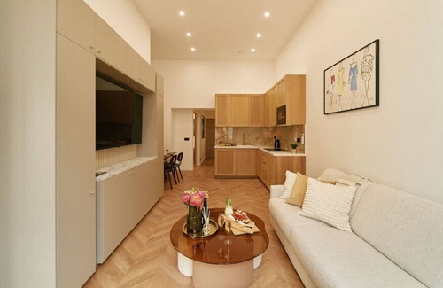 Marais Apartment | Lavie Maison Marais AC Hot Tub