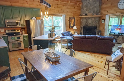Blairsville Cabin | Lazy Bear Retreat. Awesome 3 Bedroom 3 Bath Cabin with Internet access.