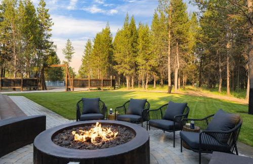 La Pine House | Lazy River Glamp-House by AvantStay Newly Built Luxe Indoor-Outdoor Living