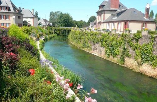 Pont-l'Eveque Apartment | Le Calme en Hyper-Centre