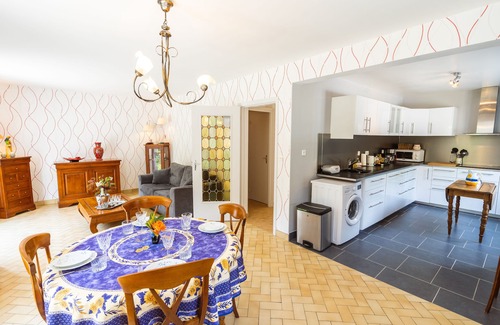 Amboise House | Le Clos Fleuri : Cottage with Tranquil Garden Setting in Historic Amboise