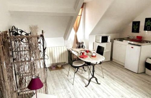 Lamballe Apartment | Le Cocon rouge - studio en plein centre historique
