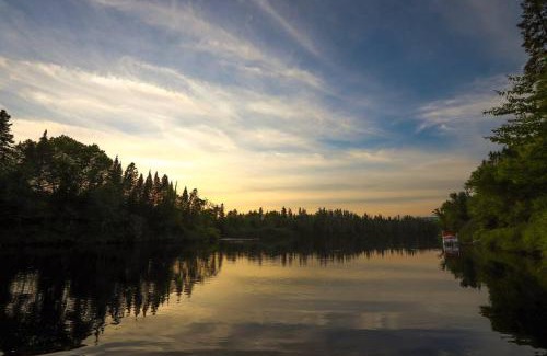 Shannon House | Le Colvert - Waterfront Cabin with Spa
