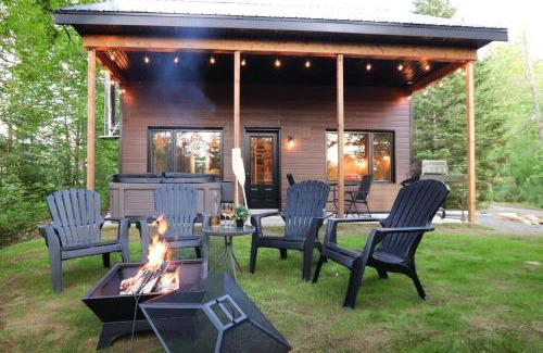 Shannon House | Le Colvert - Waterfront Cabin with Spa