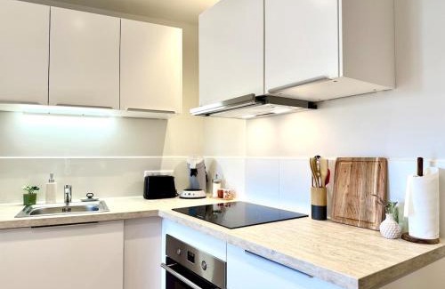 Orange Apartment | Le Cosy Bruey - Appartement Confort - Centre Historique - Balcon