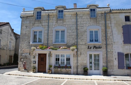 La Tour-Blanche-Cercles Bed & Breakfast | Le Patio Chambres et Tables d'Hôtes