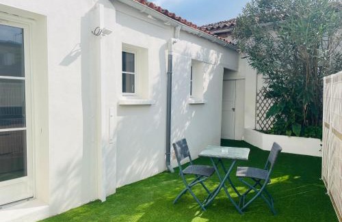 Saintes Apartment | Le petit Saintonge-cour privée et climatiseur