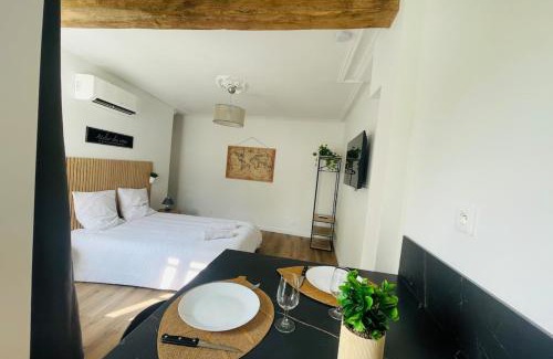 Saintes Apartment | Le petit Saintonge-cour privée et climatiseur