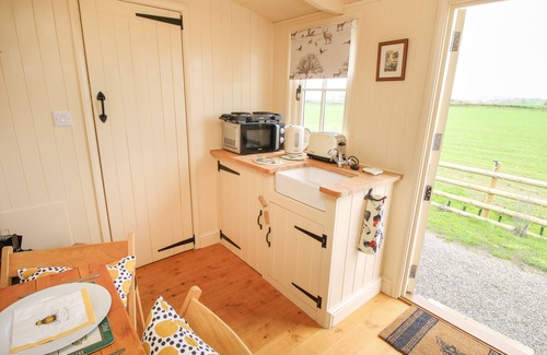 Clows Top Cottage | LE PETITE POUND HOUSE, romantic, with open fire in Bewdley