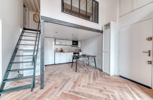 Griffon - Royale Apartment | Le Pouteau: Authentic Charm, 2-Bedroom Apartment in Croix Rousse