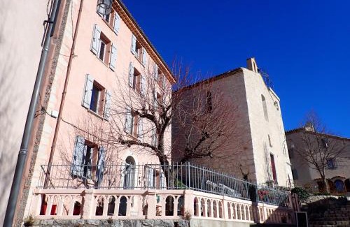 Coursegoules Apartment | Le studio côté chapelle