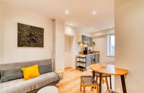 La Demi - Lune Apartment | Le Victor Hugo - T2 cosy Horloge et Gare Tassin