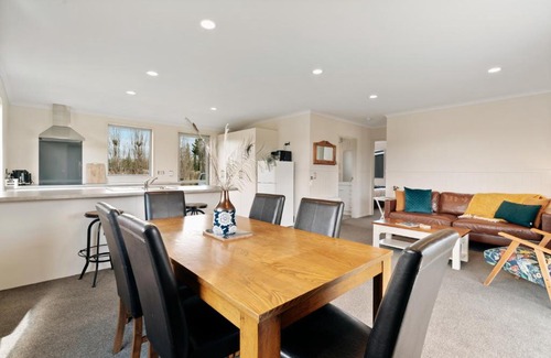 Alexandra House | Leaning Rock Cottage at Wild Irishman Wine Estate - Alexandra Holiday Home