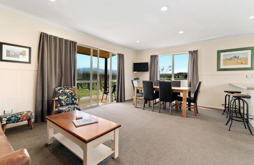 Alexandra House | Leaning Rock Cottage at Wild Irishman Wine Estate - Alexandra Holiday Home